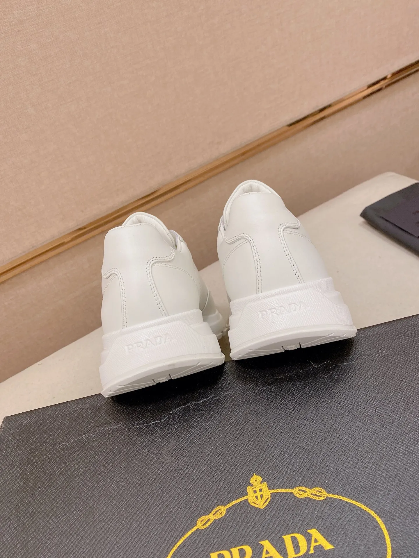Factory price 600💰 ✔️✔️✔️Higher version High-quality new PRADA (Prada) counters are on the market at the same time. The new men's shoes and 😘fabrics are made of selected first-layer cowhide with superb craftsmanship. Lining: Full cowhide lining. 👍🏿 High-end ☄️ air-cushion molded anti-slip rubber outsole, exquisite lines, simple and elegant, comfortable and high-end for leisure travel. Code number: 38 to 44. 45.46 customized